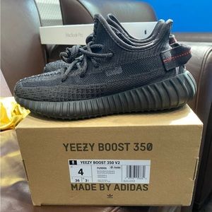 Yeezy 350 black size 4m/5.5w